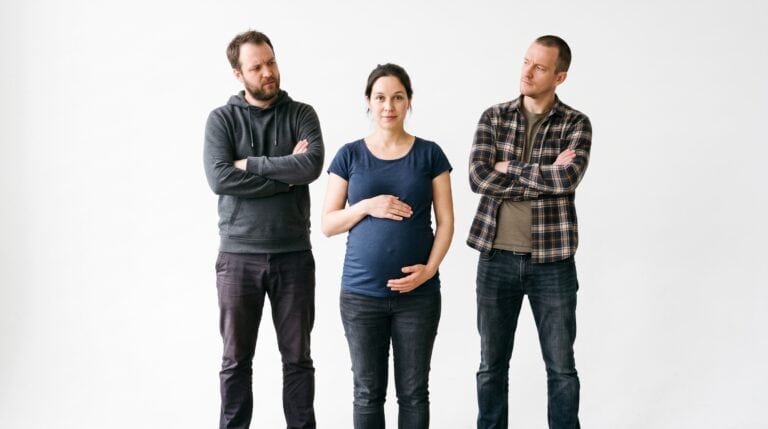 can a woman get pregnant by two men at the same time?